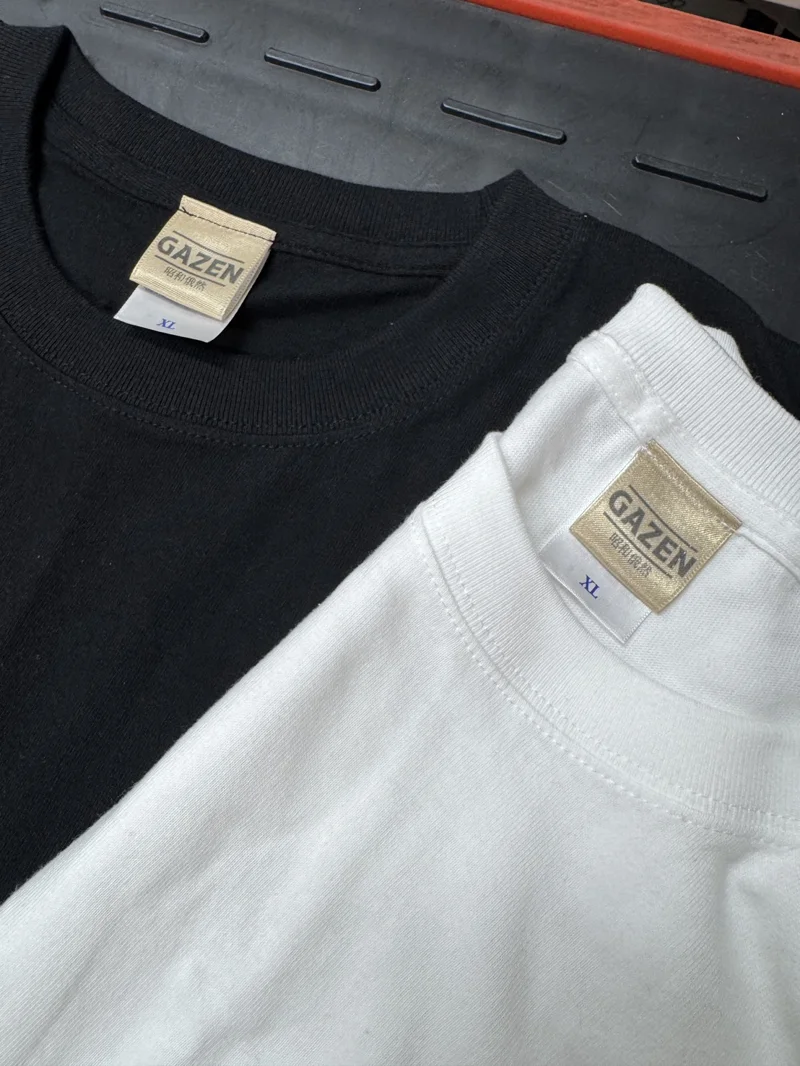 黒と白のTシャツに縫い付けたブランドタグの加工例